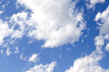 cielo blu con nuvole