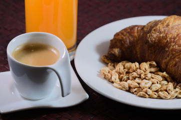 Espresso con spremuta e cornetto integrale
