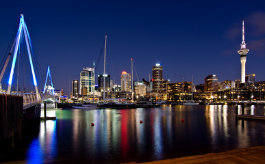Fototapeta na wymiar Auckland, Nowa Zelandia, Skyline w nocy z mostu