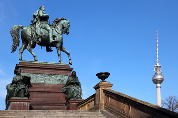Fototapeta premium Alte Nationalgalerie und Fernsehturm Berlin