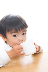 子供とコップ