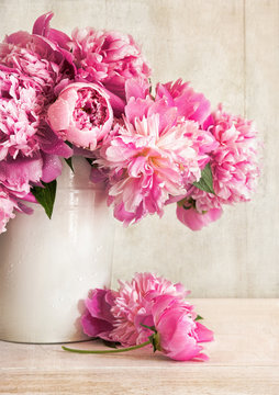 Fototapeta Pink peonies in vase