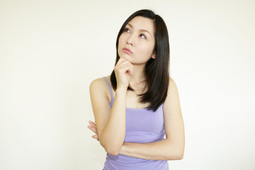 Fototapeta premium 考え事をしている女性