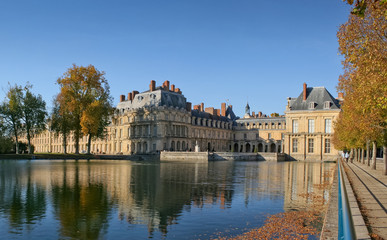 Fototapeta na wymiar Jezioro widok na Zamek w Fontainebleau