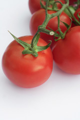 pomodori rossi su sfondo bianco