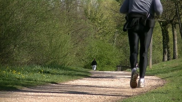 Un homme pratiquant un footing, une course &agrave; pied