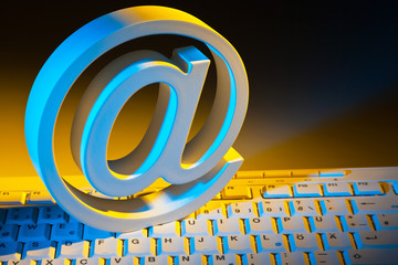 E-Mail Zeichen und Computer Tastatur.