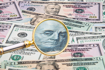 Dollar Geldscheine durch Lupe fotografiert