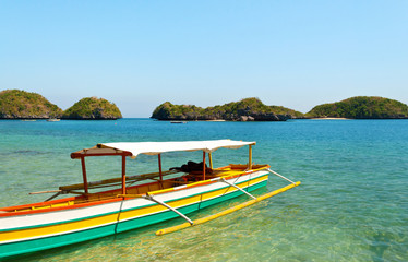 Fototapeta na wymiar a colorful boat on a tropical beach