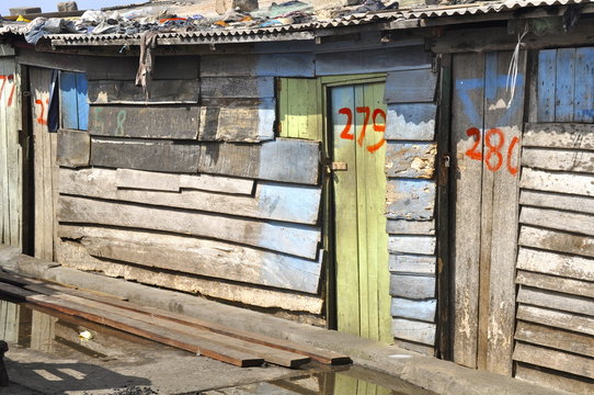 Hütten in einem  Slum in Afrika
