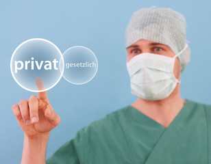 Arzt behandelt bevorzugt privatversicherte Patienten