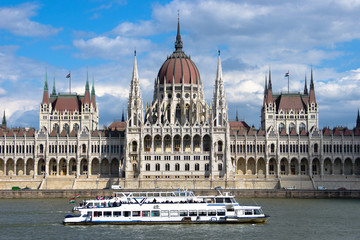Fototapeta premium Budapest: Sightseeing Boat And Hungarian Parliament Building