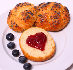 Mohnbrötchen mit Herz und Heidelbeeren