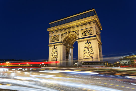 Fototapeta Arc de Triomphe and car lights
