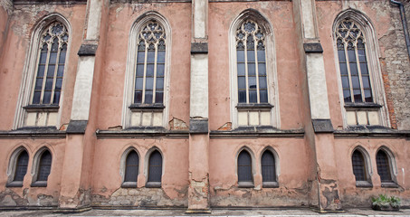 Ściana gotyckiego kościoła  z oknami