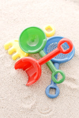 Fototapeta na wymiar Zabawki plażowe w piasku