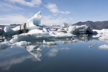 Fototapeta na wymiar Pływające góry lodowe w Islandii