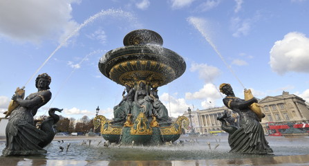 Red bus and fountain at the Place de la Concorde - obrazy, fototapety, plakaty