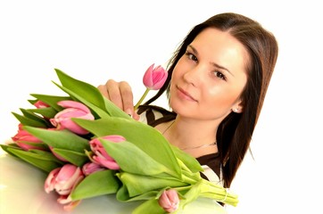 femme avec bouquet tulipes