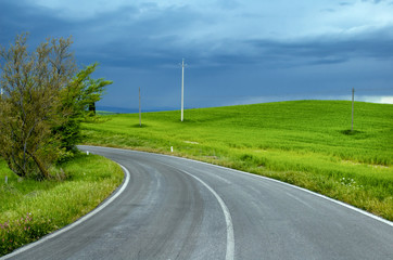 Fototapeta na wymiar Włoska droga, burza nadjeżdżających