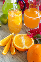 Fototapeta na wymiar Lato pomarańczowy napój