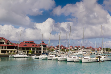 Fototapeta na wymiar Luksusowa rezydentura i marina w Eden Island, Seszele.