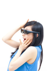 3Dメガネをかけた女性
