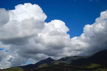 MONTAÑAS Y NUBES