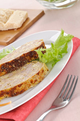 Polpettone di carne su piatto bianco