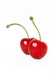Cerezas frescas en fondo blanco.