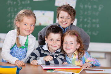 Fototapeta na wymiar vier lachende kinder in der grundschule