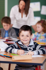 Fototapeta premium lächelnder junge in der klasse