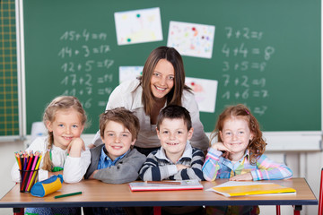 schulkinder mit lehrerin in der klasse