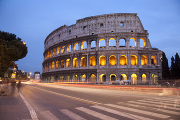 Obraz na płótnie Canvas Rzym - Koloseum w godzinach wieczornych i drogi