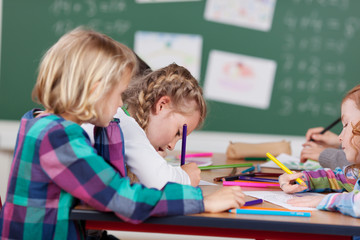 Fototapeta premium kinder malen in der grundschule