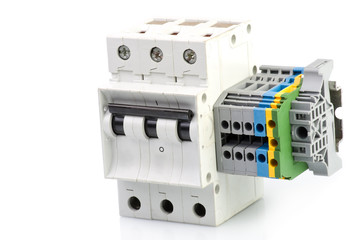 Automatic circuit breaker