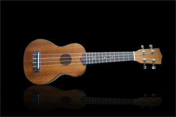 Fototapeta na wymiar Gitara ukulele samodzielnie na tle