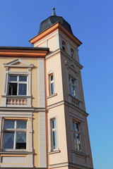 Fototapeta na wymiar Saniertes Turmhaus