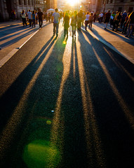 Contraluz de personas caminando