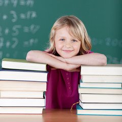 glückliches mädchen mit schulbüchern