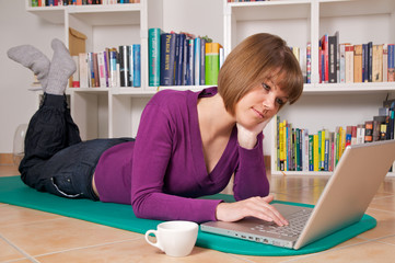 junge Frau beim relaxen mit Laptop