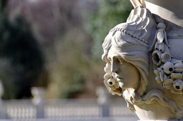 Visage de femme de profil sculpté en pierre © Bruno Bleu