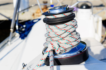 Sailing boat deck equipment: winch with halyard rope
