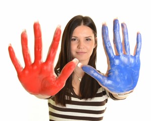 femme avec les mains peintes