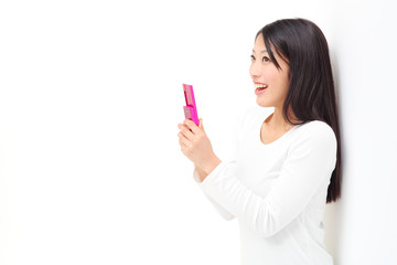 携帯電話を持つ女性