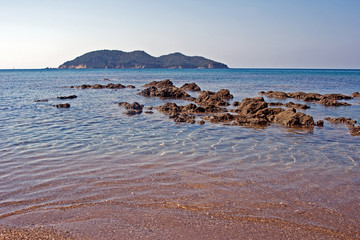 Wyspa przy plaży Dafne na greckiej wyspie Zakynthos - obrazy, fototapety, plakaty