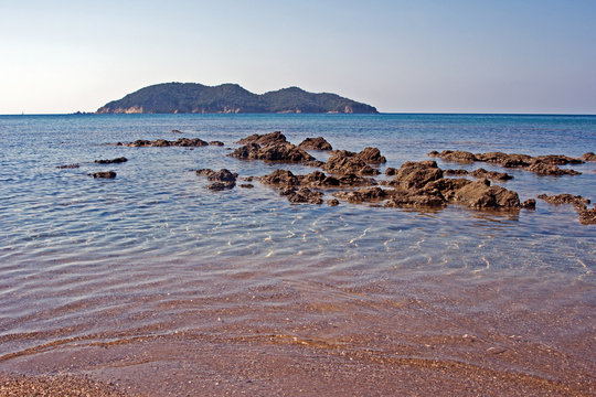 Wyspa przy plaży Dafne na greckiej wyspie Zakynthos