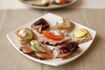 kanapka mięso szynka kiełbasa polędwica przystawka catering © JoannaTkaczuk