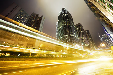 Obraz premium ruch uliczny w Hongkongu w nocy