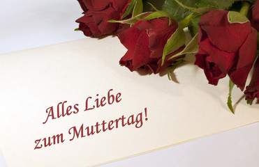 Muttertagsgrüsse auf einem Kuvert mit einem Strauss roter Rosen